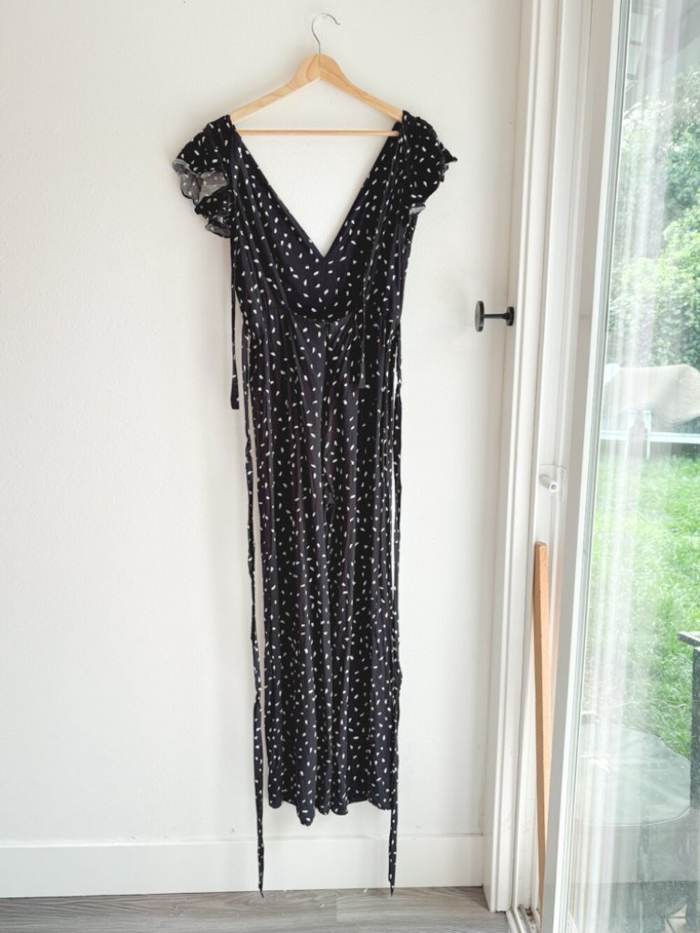 Lulus Black White Print Jumpsuit Medium Open Back Wide Leg Flutter Sleeve - Picture 3 of 12